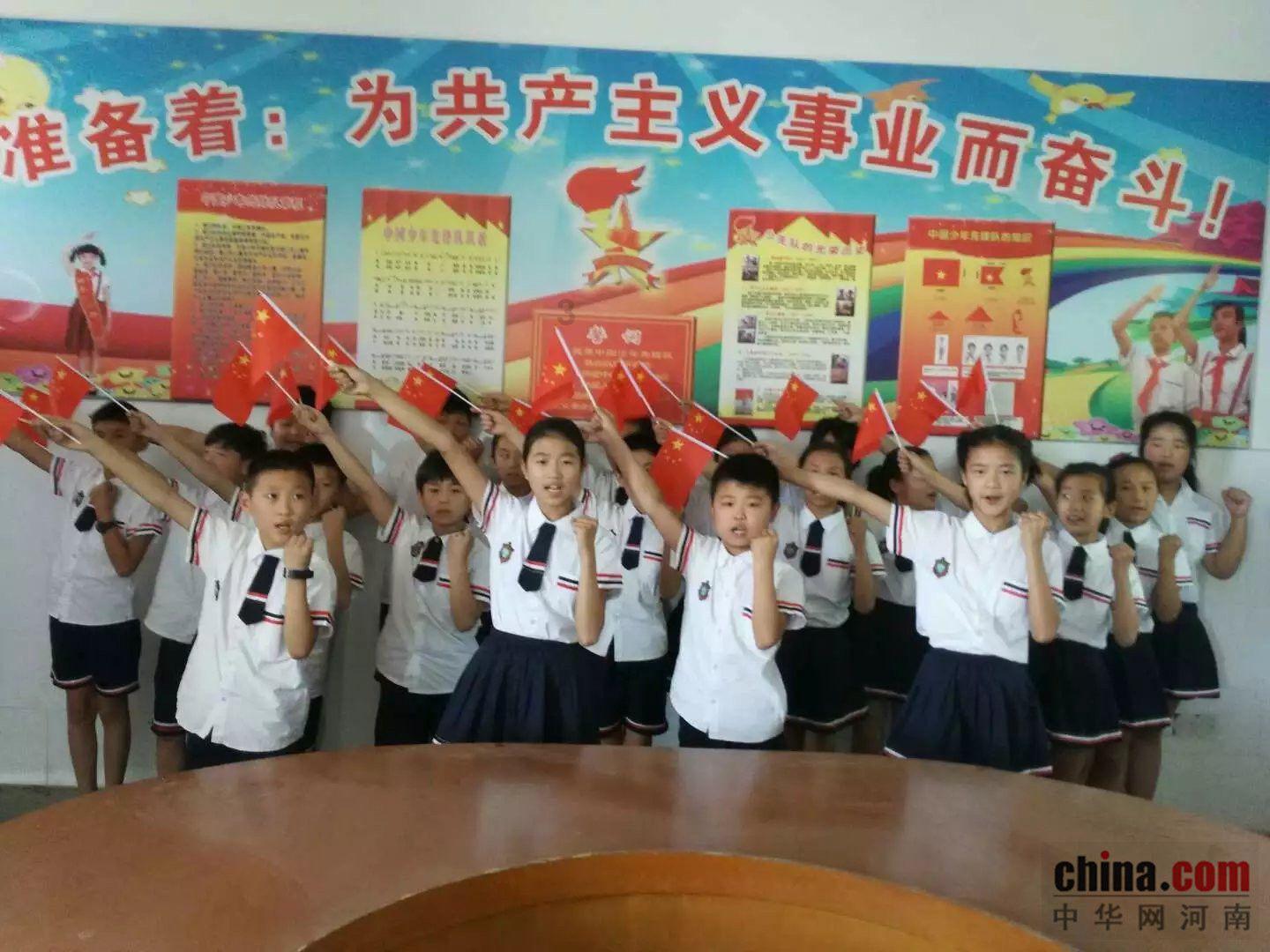 热门话题尽在薄纱衬衫搭配紧身牛仔裤,清爽显气质,你觉得怎么样?红迪网